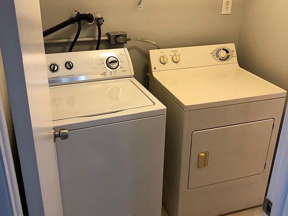 5th image of 2241 White Pine Cir APT B