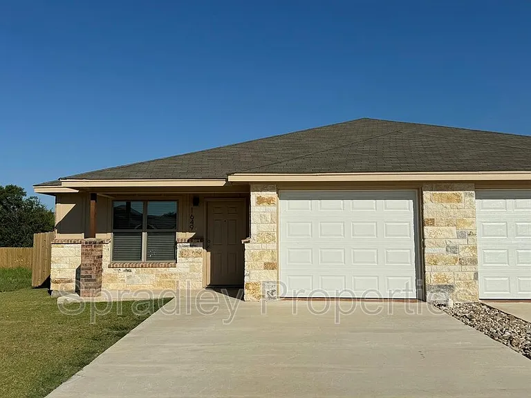 1651 Sabine Rd — Photo 1