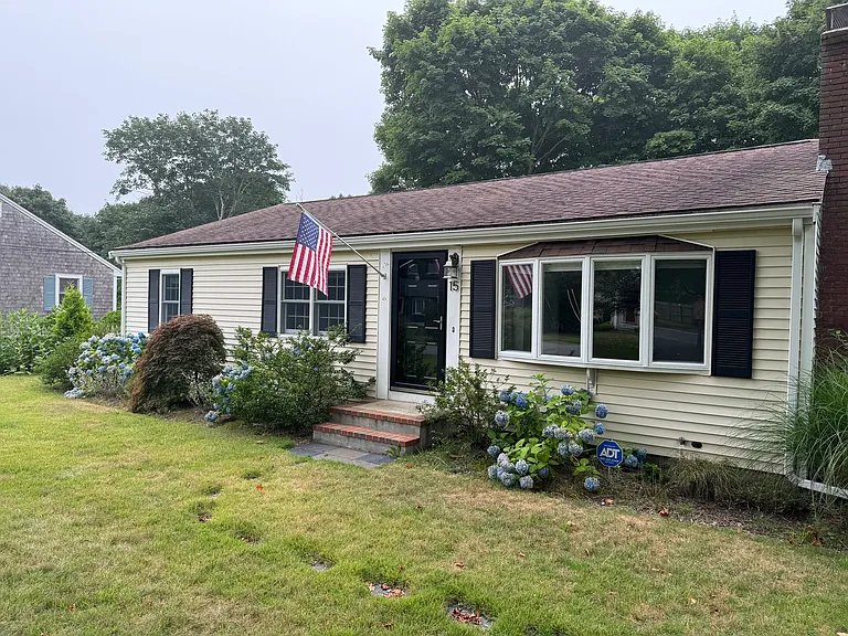 15 Bonito Ave — Photo 1