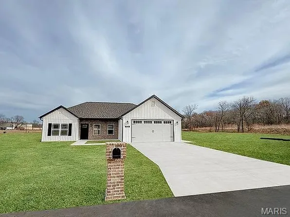 107 Wade Dr, Scott City, MO 63780