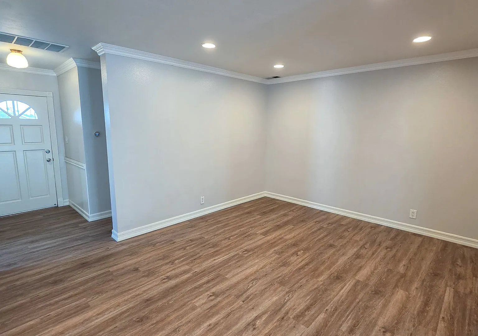 5 Bed 3 Bath House With Amazing Salt Water Pool! — Photo 4