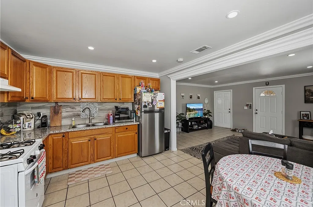 2 bed, 1.5 bath, 891 sqft, $2,350 — Photo 3