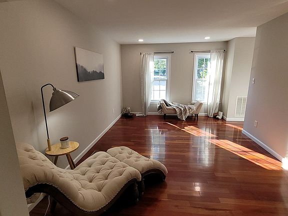 3rd image of 2819 Knollside Ln