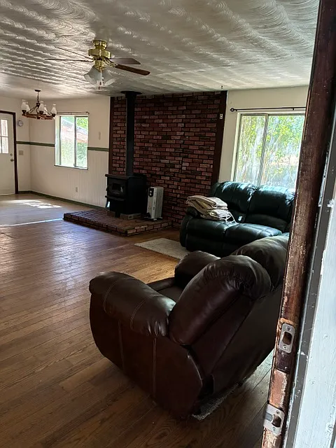 3 bed, 1300 sqft, $2,400 — Photo 2
