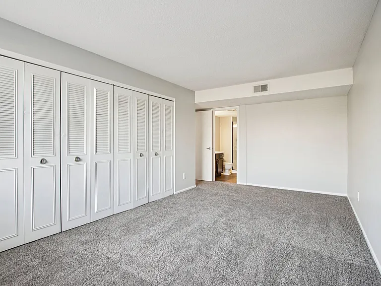 Edgewater Apartments — Photo 21