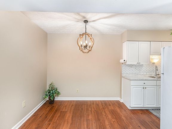 4th image of 1052 Oakwood Ct APT 2