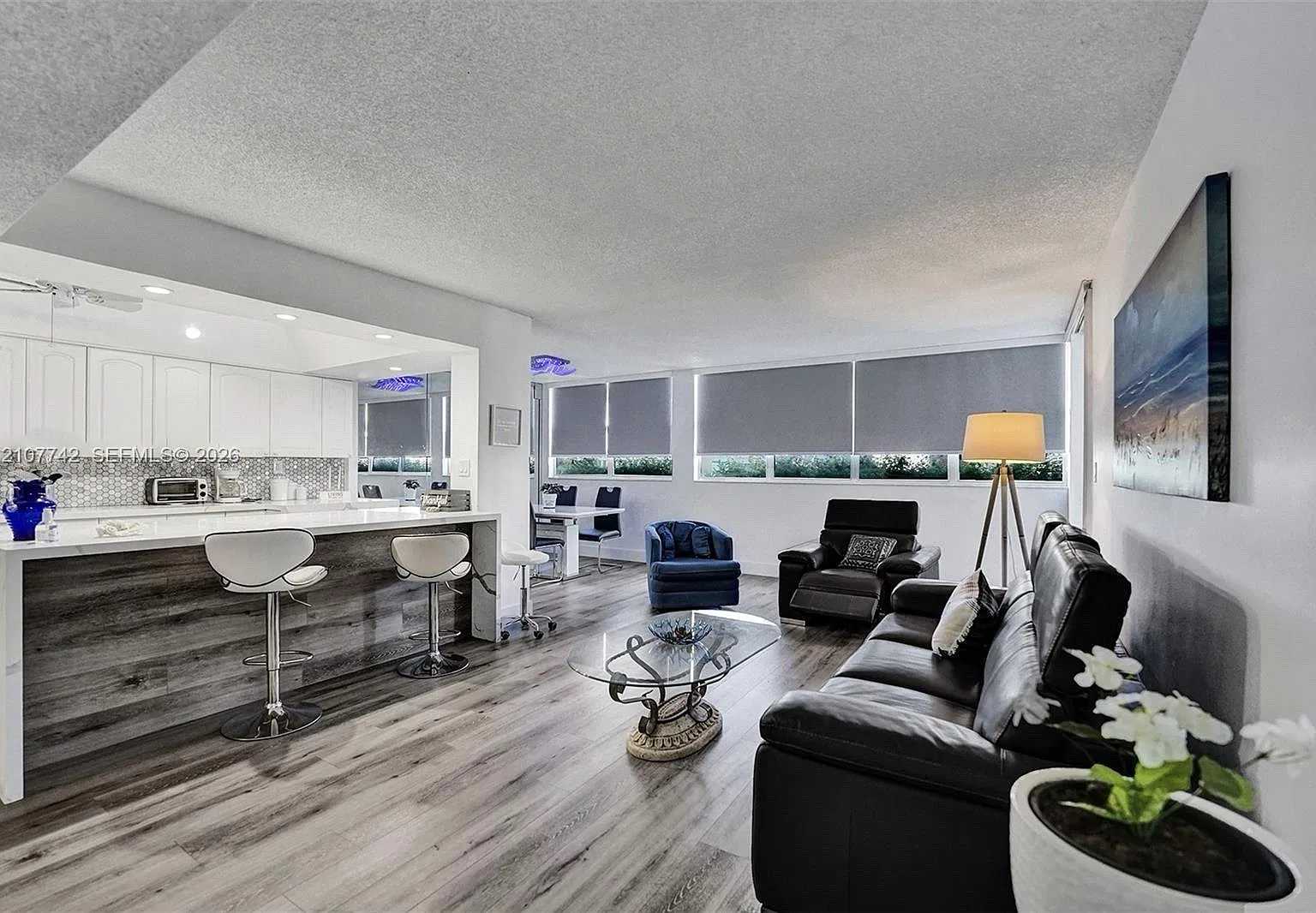 Lake Point Tower Condomin — Photo 2