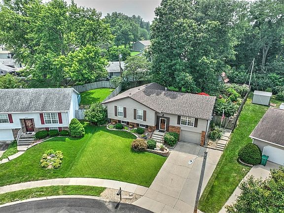 3rd image of 985 Montgomery Ct