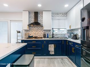 55 Locust Ct, Staten Island, NY 10309