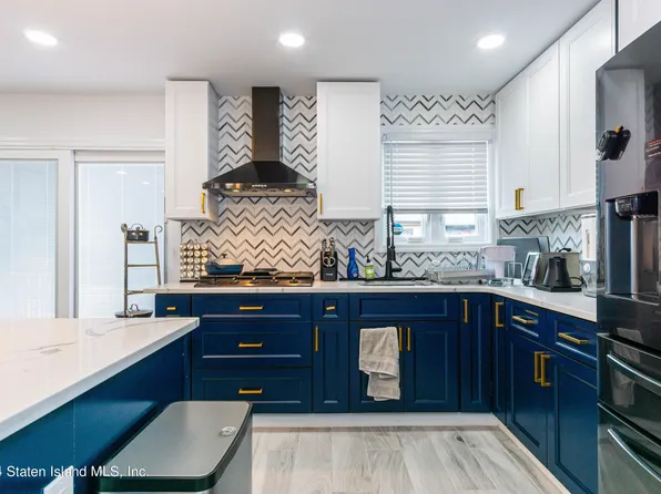 55 Locust Ct, Staten Island, NY 10309