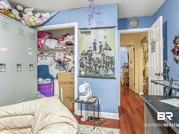 5th image of 8826 Hillside Cir E