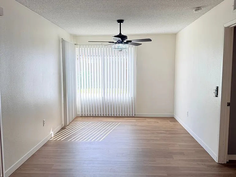 812 Plaza Flora — Photo 10