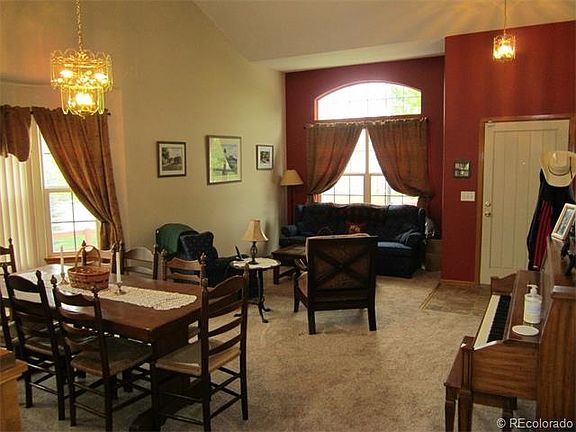 Entry Foyer / Dining