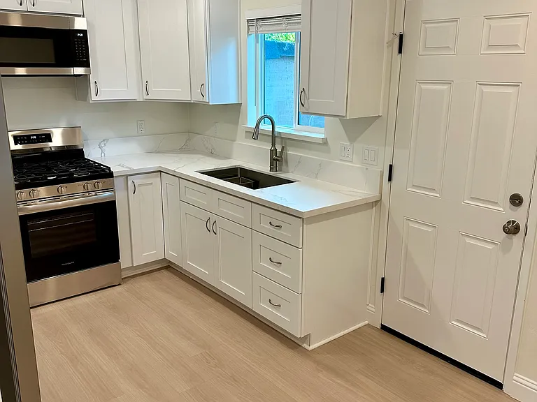 435 Branch St — Photo 3