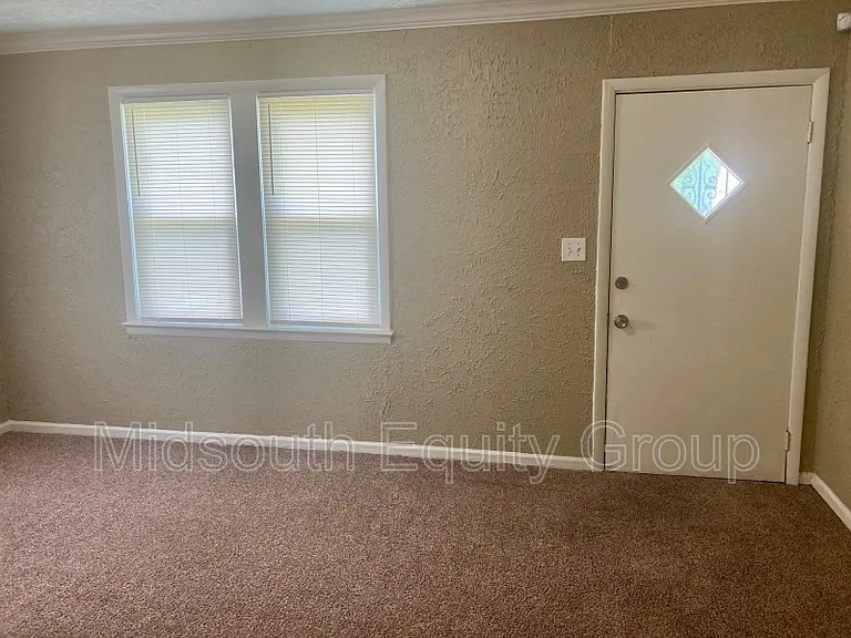 325 E Forest Ave — Photo 2