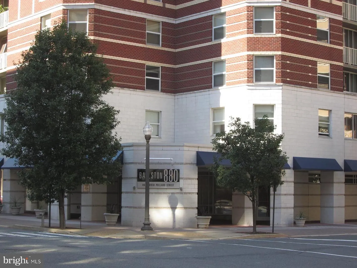 Lovely 955 sq ft contemporary condo in the heart of Ballston, 3 blocks from metro station and ste... — Photo 2