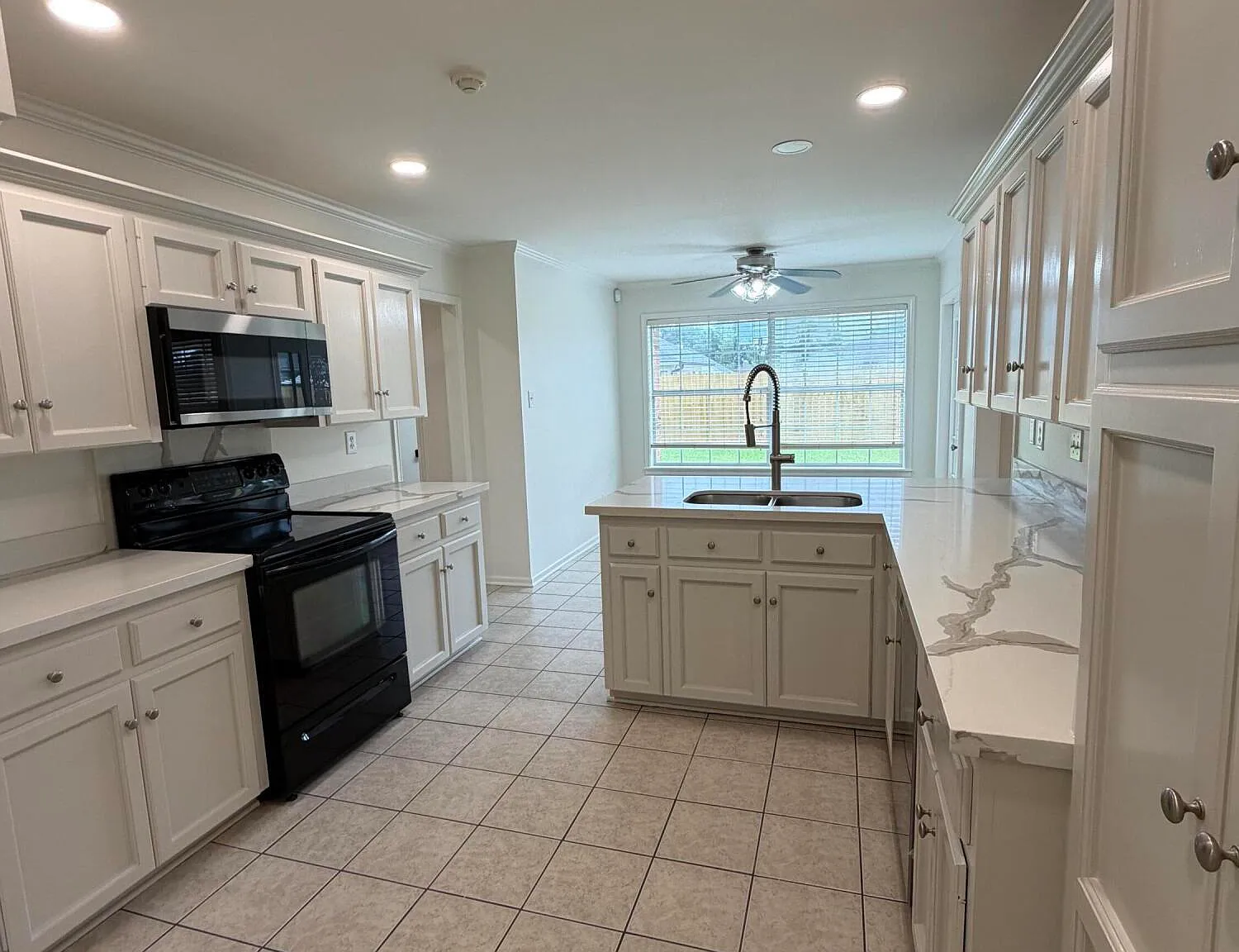 3 bed, 2.0 bath, 1712 sqft, $2,100 — Photo 4