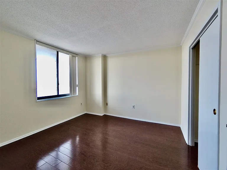 1434 Harmon Cove Tower — Photo 10