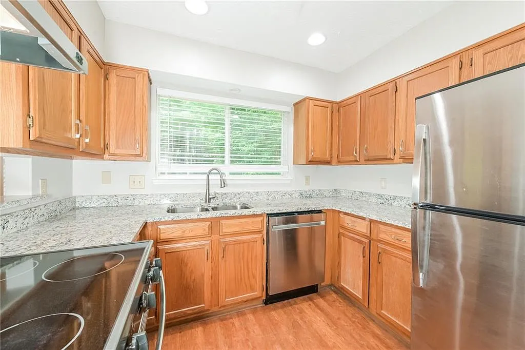 3 bed, 3.0 bath, 1685 sqft, $2,595 — Photo 3