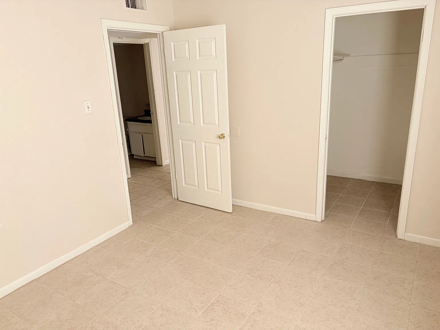 Spacious and clean 2bd/1bath downstairs unit — Photo 4