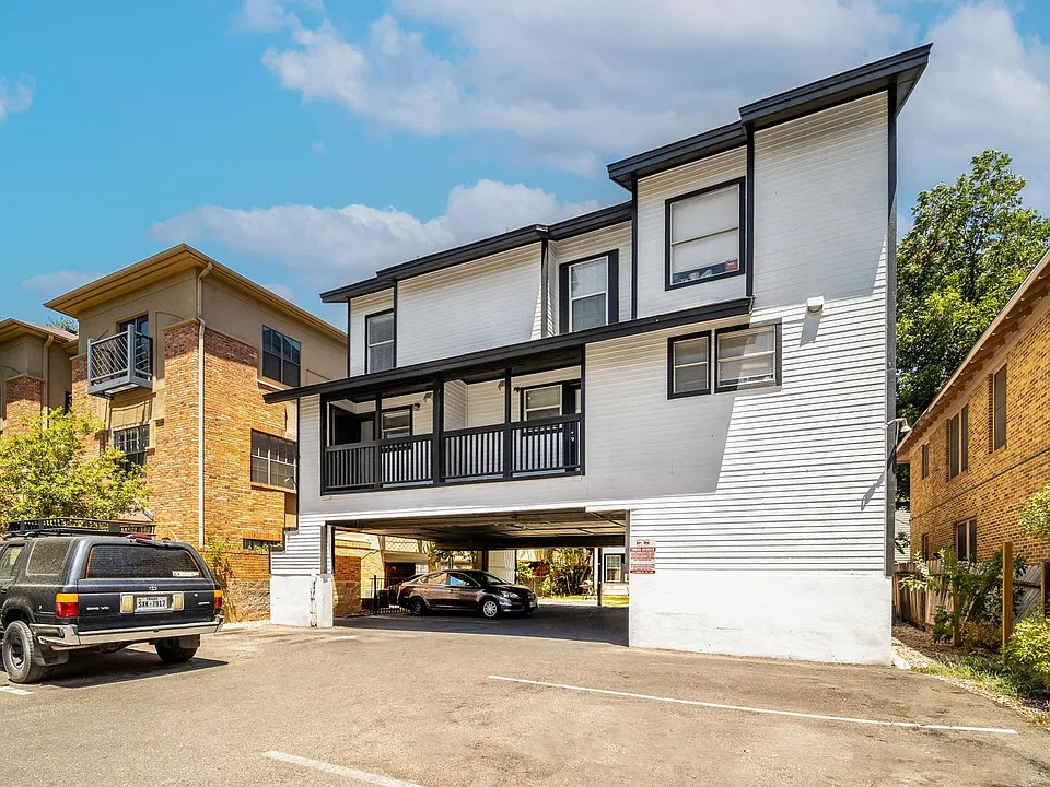 912 W 22nd 1/2 St #F