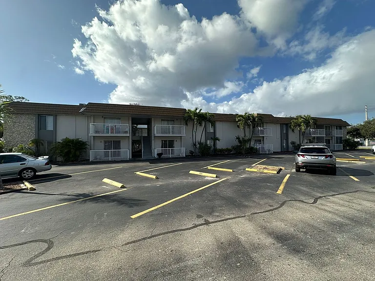 1830 Maravilla Ave #704 — Photo 37
