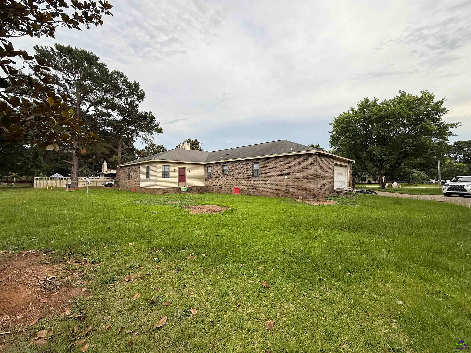 4 bed, 3.0 bath, 2774 sqft, $2,000 — Photo 2