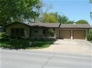 907 Hazel St, Pella, IA 50219