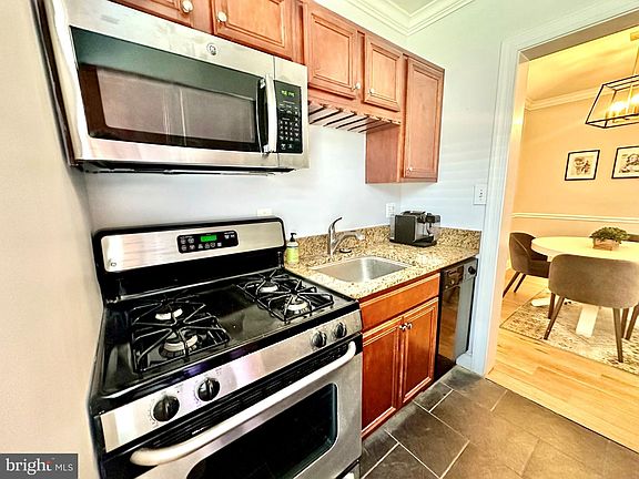 4th image of 922 S Washington St APT 108