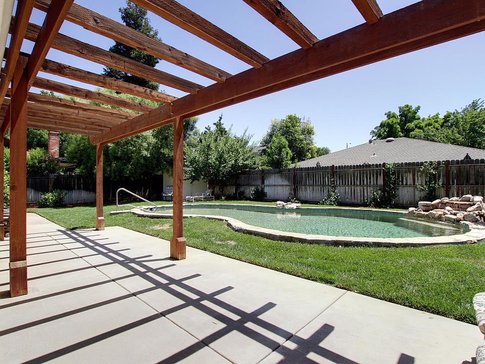 2nd image of 4128 Vista Way