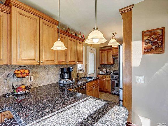 3rd image of 8 Davis St
