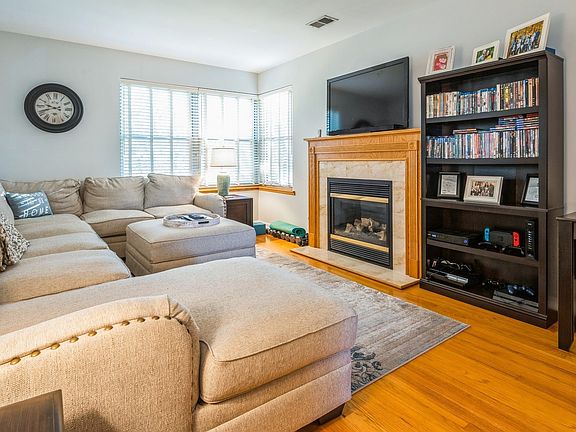 3rd image of 4957 N Wolcott Ave APT 2A