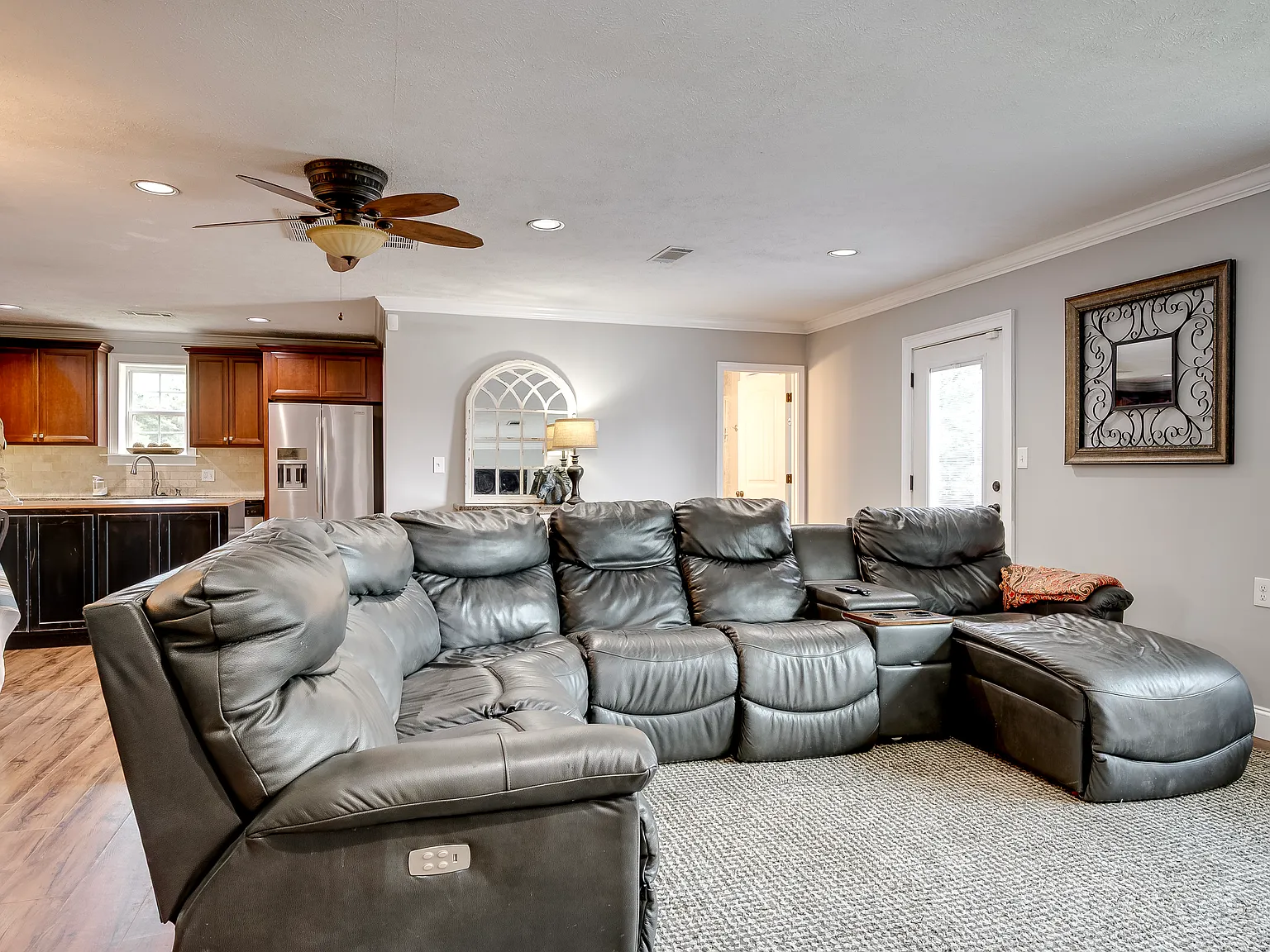 3 bed, 1900 sqft, $3,195 — Photo 4
