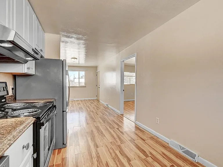 87 Newland Ct — Photo 2