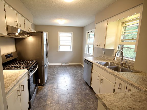 3rd image of 3004 Giles St