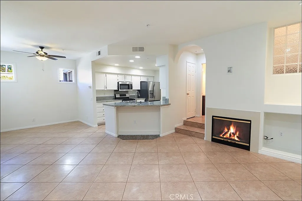 3 bed, 2.5 bath, 1304 sqft, $3,950 — Photo 2