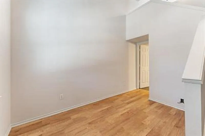 2 bed, 1.5 bath, 555 sqft, $1,155 — Photo 3