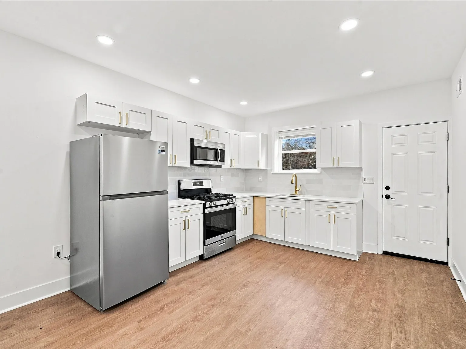 3 bed, 960 sqft, $1,849 — Photo 1