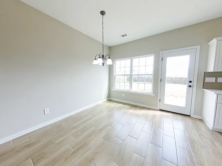760 Keyes Dr — Photo 5