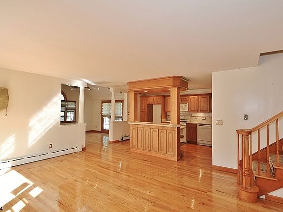 2nd image of 33 Hollywood Ave