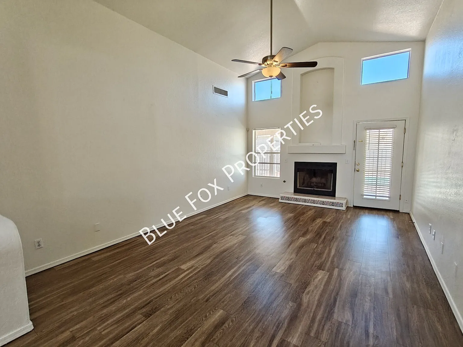 Beautiful 3 Bed - 2 Bath home with Private Pool 6-Month Lease — Photo 3