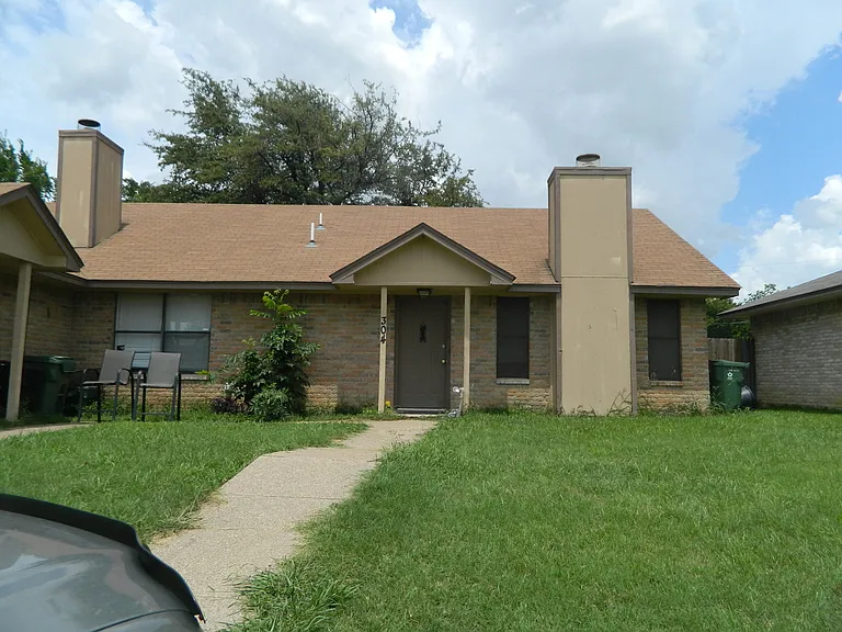 304 Shady Valley Dr — Photo 1