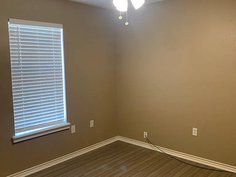 705 Shea St — Photo 14