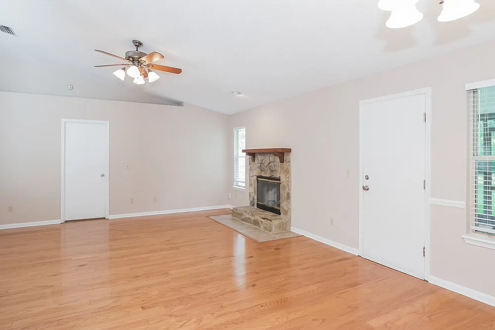 3 bed, 2.0 bath, 1428 sqft, $1,885 — Photo 3