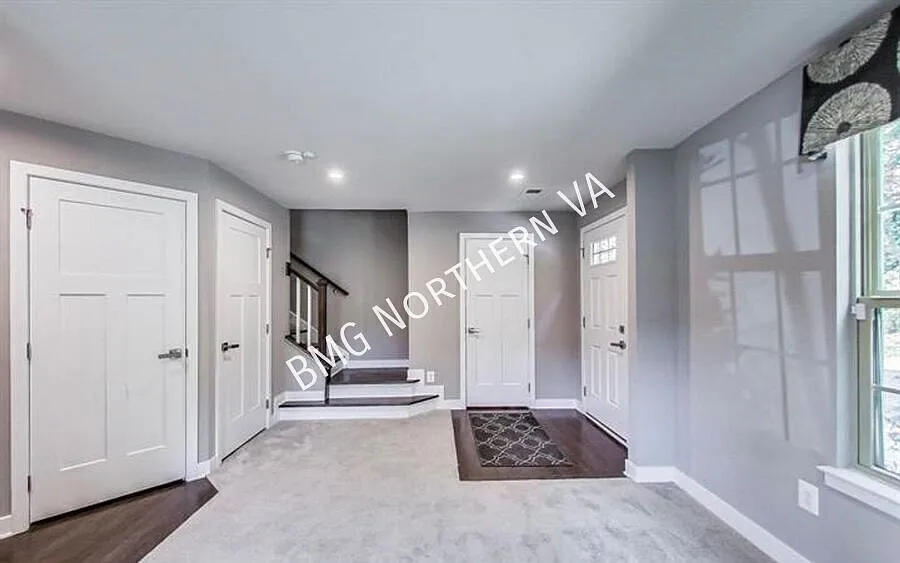 Huge and Sophisticated 4 Bed 4 Bath End Unit Townhome In Desired Heritage Community — Photo 4