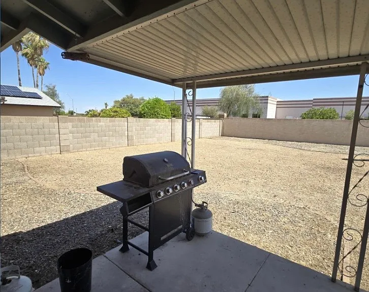10521 W Loma Ln — Photo 16