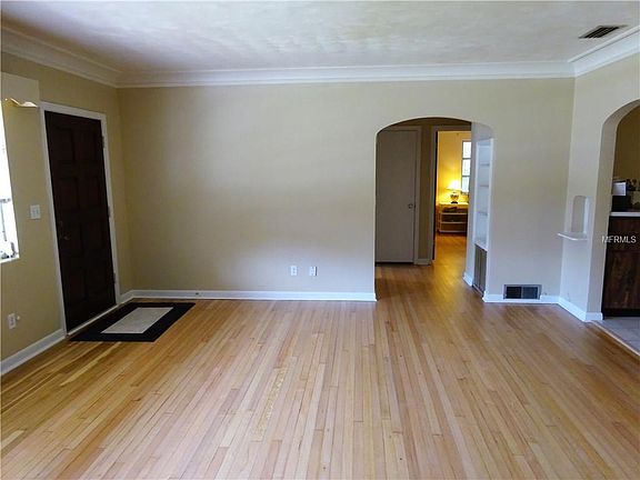 4th image of 905 1st Ave NW