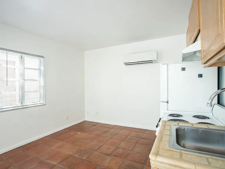 140 E. Tamarisk Road — Photo 10