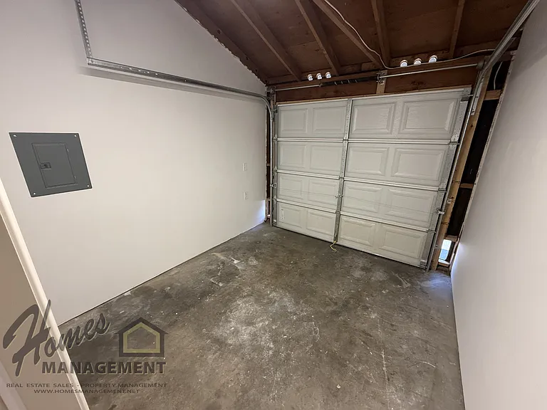 787-789 N Alda Dr — Photo 9