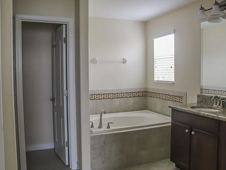 1718 Thetford Cir — Photo 20